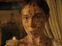 Ella Beatty come Lizzie Borden in Monster: La storia di Lizzie Borden 1x01