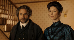 (S-D) Charlie Hunnam come Andrew Borden, Rebecca Hall come Abby Borden in Monster: La storia di Lizzie Borden 1x01