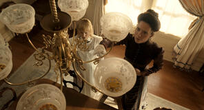 (S-D) Vicky Krieps come Maggie Sullivan, Rebecca Hall come Abby Borden in Monster: La storia di Lizzie Borden 1x01