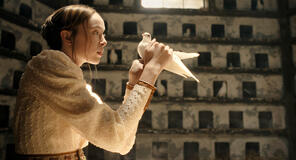 Ella Beatty come Lizzie Borden in Monster: La storia di Lizzie Borden 1x01