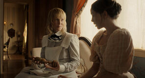 (S-D) Vicky Krieps come Maggie Sullivan, Ella Beatty come Lizzie Borden in Monster: La storia di Lizzie Borden 1x01