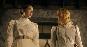 (S-D) Ella Beatty come Lizzie Borden, Vicky Krieps come Maggie Sullivan in Monster: La storia di Lizzie Borden 1x01