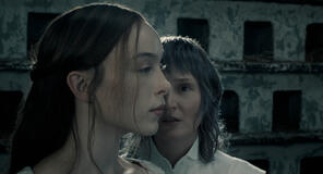 (S-D) Ella Beatty come Lizzie Borden, Vicky Krieps come Maggie Sullivan in Monster: La storia di Lizzie Borden 1x02