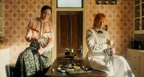 (S-D) Ella Beatty come Lizzie Borden, Vicky Krieps come Maggie Sullivan in Monster: La storia di Lizzie Borden 1x03