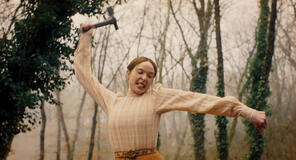 Ella Beatty come Lizzie Borden in Monster: La storia di Lizzie Borden 1x03