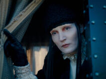 Vicky Krieps come Elizabetta Bathory in Monster: La storia di Lizzie Borden 1x04