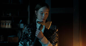Ella Beatty come Lizzie Borden in Monster: La storia di Lizzie Borden 1x04