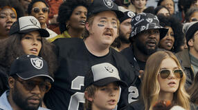(S-D) Noor Alfallah (Courtney) e Shane Gillis (Vince McGary) in Madden