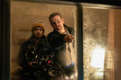Regista Zach Cregger (right) e Austin Abrams sul set di Resident Evil (2026) di Zach Cregger