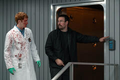 Regista Zach Cregger (dx) sul set di Resident Evil (2026) di Zach Cregger