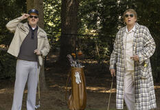 (S-D) Shane Gillis (Vince McGary) e Nicolas Cage (John Madden) in Madden
