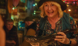 Mary Walsh come Linda in Below 1x01