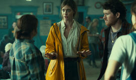 (S-D) Willow Kean come Ruth, Mackenzie Davis come Fonda Lee, e Rohan Campbell come Jay Penney in Below 1x05