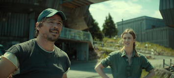 (S-D) Josh Hartnett come Calvin e Mackenzie Davis come Fonda in Below 1x01