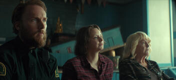 (S-D) Joshua Close come Officer Jackson Noteworthy, Willow Kean come Ruth, e Mary Walsh come Linda in Below 1x03