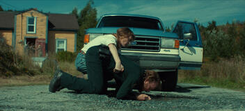 (S-D) Mackenzie Davis come Fonda Lee e Joshua Close come Officer Jackson Noteworthy in Below 1x04