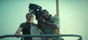 (S-D) David Wenham come Steve e Alexander Karim come Hugo in Below 1x04