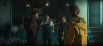 (S-D) Rohan Campbell come Jay Penney, Ruby Stokes come Mary, Willow Kean come Ruth e Mackenzie Davis come Fonda Lee in Below 1x05