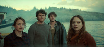 (S-D) Willow Kean come Ruth, Rohan Campbell come Jay Penney, Charlie Heaton come Wade, e Ruby Stokes come Mary in Below 1x06