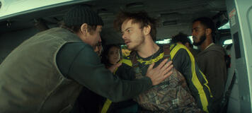 (S-D) Josh Hartnett come Calvin, Ruby Stokes come Mary, Charlie Heaton come Wade, e Matthew Worku come Mo in Below 1x06