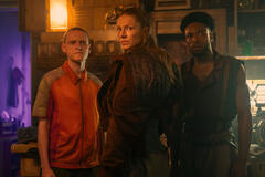 (S-D) Elias (Lewis Gribben), Cora (Hunter Schafer), e Bebeto (Dimitri Abold) in Blade Runner 2099
