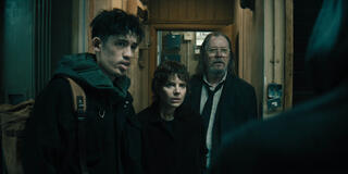 Christopher Chung, Aimee-Ffion Edwards e Sir Gary Oldman in Slow Horses 6x01