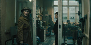 Saskia Reeves, Tom Brooke, Aimee-Ffion Edwards e Christopher Chung in Slow Horses 6x01