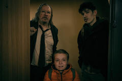 Sir Gary Oldman, Lenny Rush e Christopher Chung in Slow Horses 6x04