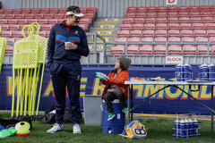 Jason Sudeikis e Orion Ginsburg Chan in Ted Lasso 4x07