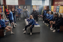 Faye Marsay, Jude Mack, Rex Hayes, Aisling Sharkey, Elizabeth Falola, Terri Olejnik, Mercedes Assad, Annelise Heywood, Shannon Hayes, Sapphire McIntosh, Abbie Hern e Karesha Iton in Ted Lasso 4x07