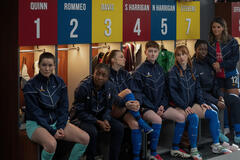 Jude Mack, Juliet Adebowale, Faye Marsay, Rex Hayes, Aisling Sharkey, Elizabeth Falola e Evellyn Torres Diniz in Ted Lasso 4x10
