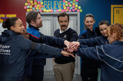 Abbie Hern, Brendan Hunt, Jason Sudeikis, Tanya Reynolds, Jude Mack e Aisling Sharkey in Ted Lasso 4x10