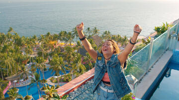 Regina Reynoso in Acapulco 2x05