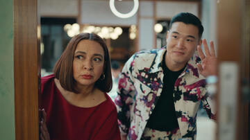 Maya Rudolph e Joel Kim Booster in Loot 2x02