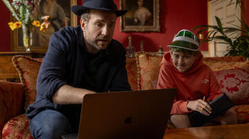 Rafe Spall e Cooper Turner in Trying 1x03