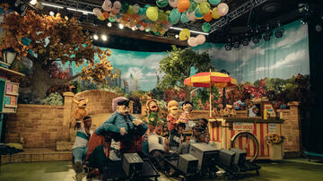 Bamar Kane, Alexis Molnar in Eric 1x01 - Immagine dal set