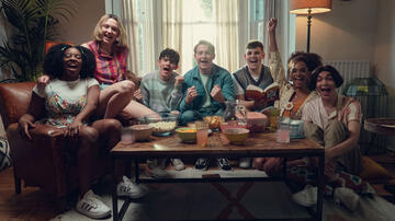 Kit Connor, Joe Locke, Yasmin Finney, William Gao, Corinna Brown, Kizzy Edgell, Tobie Donovan in Heartstopper 2x01 - Immagine dal set