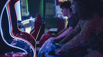 Joe Locke e Yasmin Finney in Heartstopper 1x05 - Immagine dal set