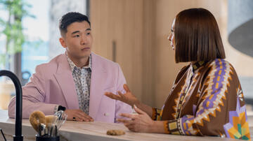Joel Kim Booster e Maya Rudolph in Loot - Una fortuna 1x06