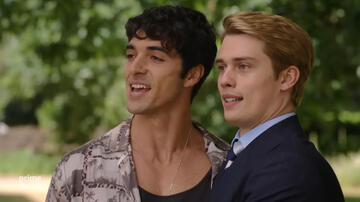 Nicholas Galitzine e Taylor Zakhar Perez in Rosso, Bianco e Sangue Blu, scena da trailer