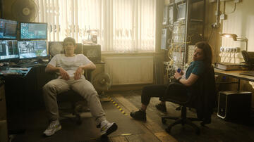 Christopher Chung e Aimee-Ffion Edwards in Slow Horses 2x01