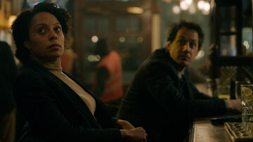 Rosalind Eleazar e Dustin Demri-Burns in Slow Horses 1x02