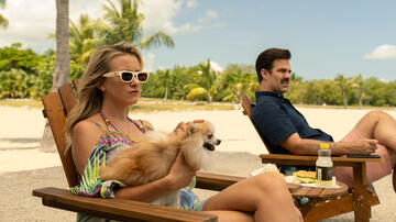 Meredith Hagner e Rob Delaney in Bad Monkey 1x02