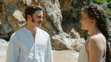 Dominique Devenport come Sissi e Jannik Schümann come Franz in Sissi 3x04