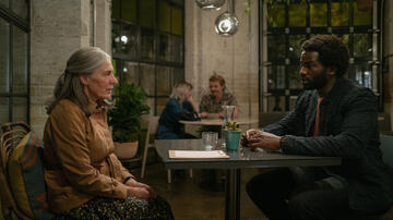 Saskia Reeves e Ṣọpẹ́ Dìrísù in Slow Horses 3x01