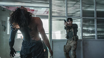 Lee Si-young come Seo Yi-kyung, Jinyoung come Park Chan-yeong in Sweet Home 2x07