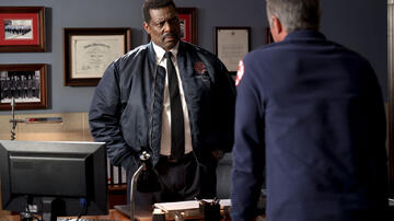 (S-D) Eamonn Walker come Chief Wallace Boden, Taylor Kinney come Kelly Severide in Chicago Fire 12x07