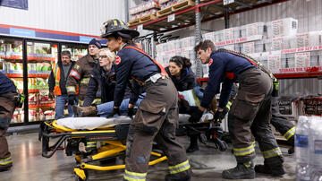 Anthony Ferraris come Tony, Kara Killmer come Sylvie Brett, Miranda Rae Mayo come Stella Kidd, Hanako Greensmith come Violet Mikami, TC Rose come victim, Jake Lockett come Sam Carver in Chicago Fire 12x03
