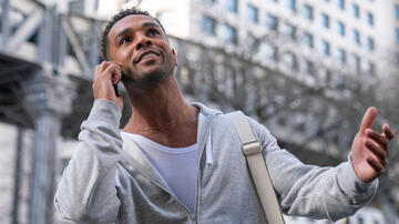 Lucien Laviscount come Alfie in Emily in Paris 4x01