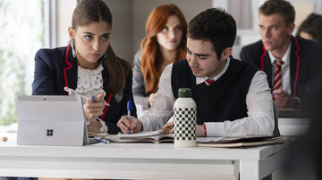 Carmen Arrufat come Sara, Ander Puig come Nico in Elite 8x07